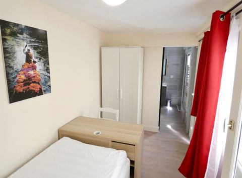 Chambre Yole - Espace de travail et rangements