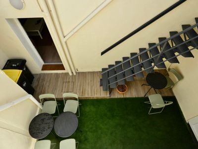 Patio extérieur de 16m² avec tables pour étudier et se détendre