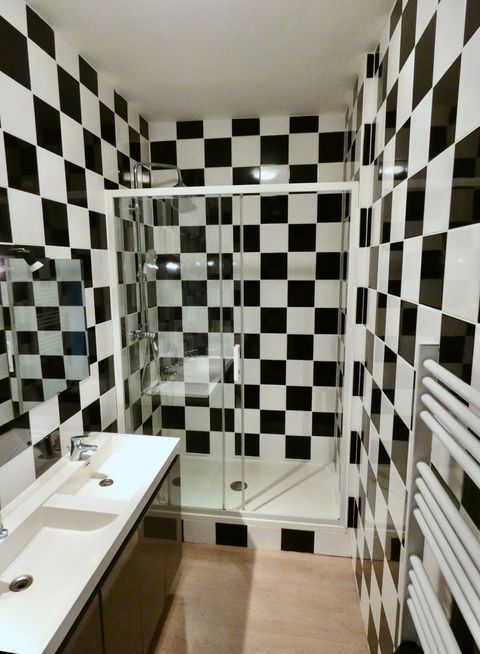 Salle d'eau partagée - Douche, lavabo et WC