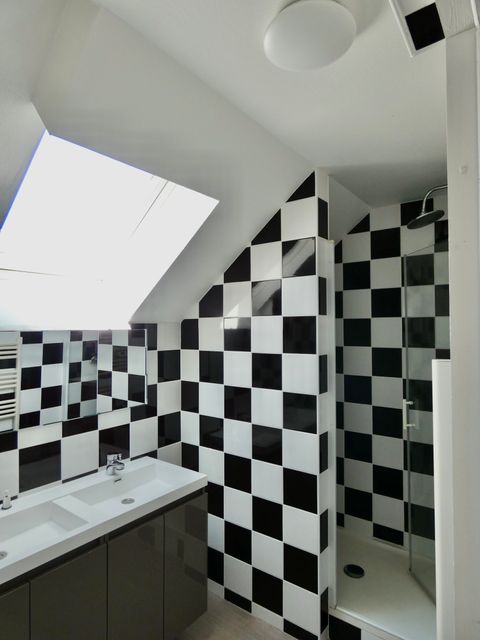 Salle d'eau partagée - Douche, lavabo et WC