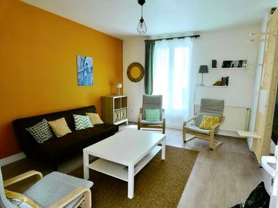 Salon avec canapé et fauteuils pour se détendre entre colocataires